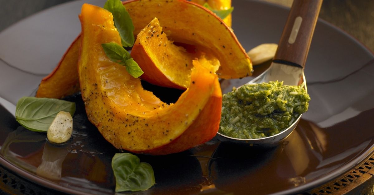 Kürbis mit grünem Pesto Rezept | EAT SMARTER