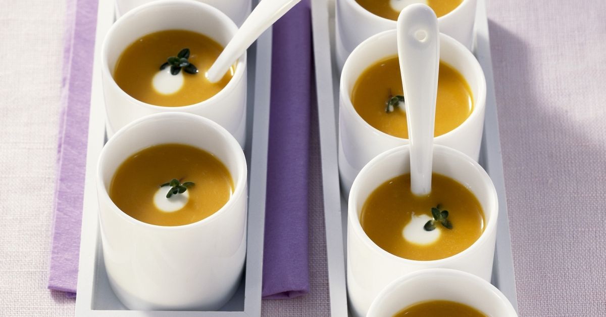 Kürbiscremesuppe mit Joghurt und Thymian Rezept | EAT SMARTER Kürbiscremesuppe mit Joghurt und Thymian Rezept | EAT SMARTER
