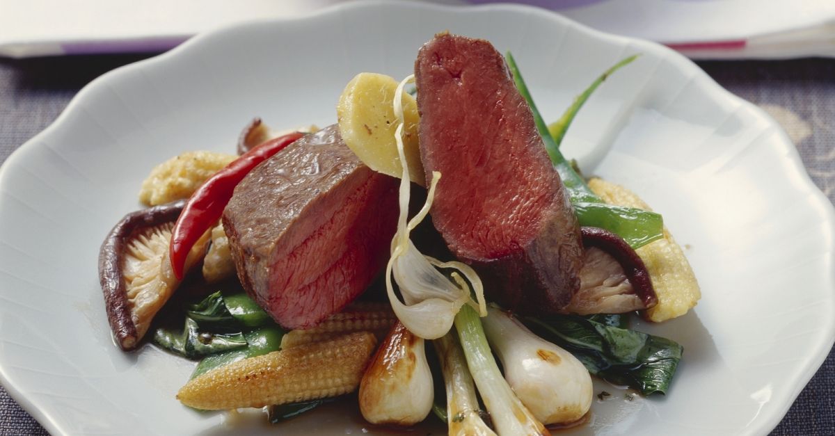 Kurz gebratener Rehrücken mit asiatischen Gewürzen Rezept | EAT SMARTER