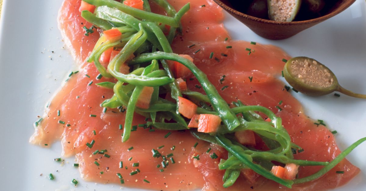 Lachs-Carpaccio mit Zuckerschoten Rezept | EAT SMARTER