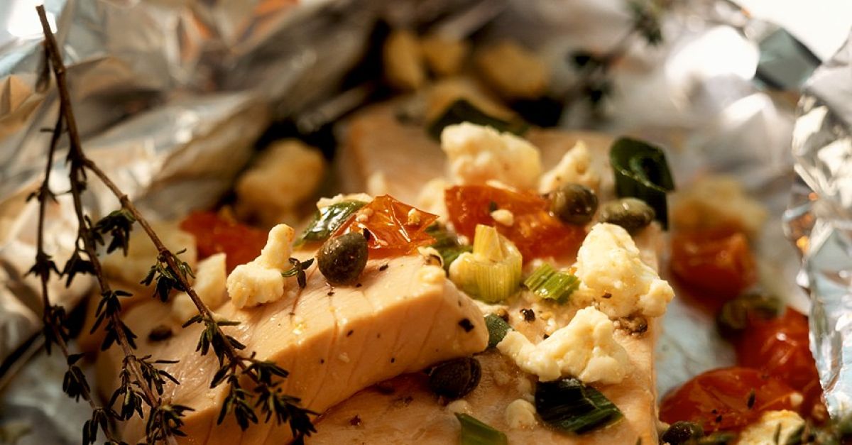 Lachs mit Feta aus der Folie Rezept | EAT SMARTER Lachs mit Feta aus der Folie Rezept | EAT SMARTER