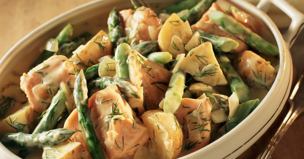Lachs-Spargel-Topf mit Kartoffeln und Dillcreme Rezept | EAT SMARTER
