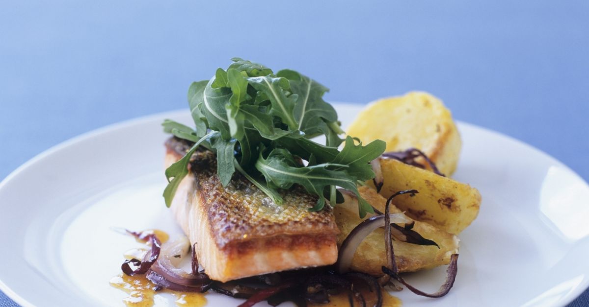 Lachsfilet mit Kartoffeln und roten Zwiebeln Rezept | EAT SMARTER