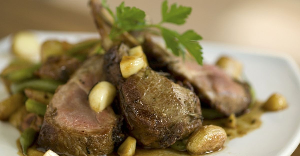 Lammchops mit gebratenem Knoblauch