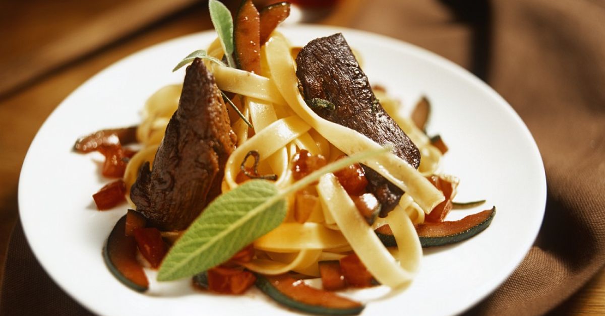 Lammfilet mit Rotweinsauce und Nudeln Rezept | EAT SMARTER