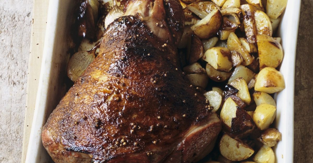 Lammkeule mit Honig glasiert dazu Kartoffeln Rezept | EAT SMARTER