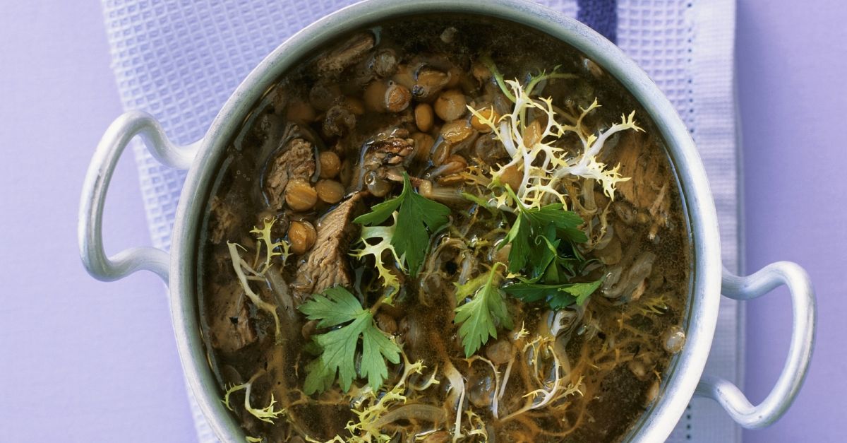 Lammfleischsuppe mit Friseesalat
