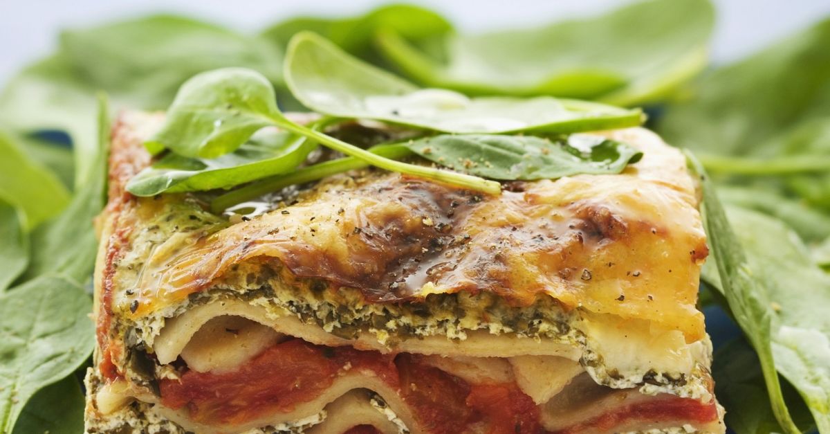 Lasagne mit Ricotta und Gemüse dazu Spinatsalat Rezept | EAT SMARTER