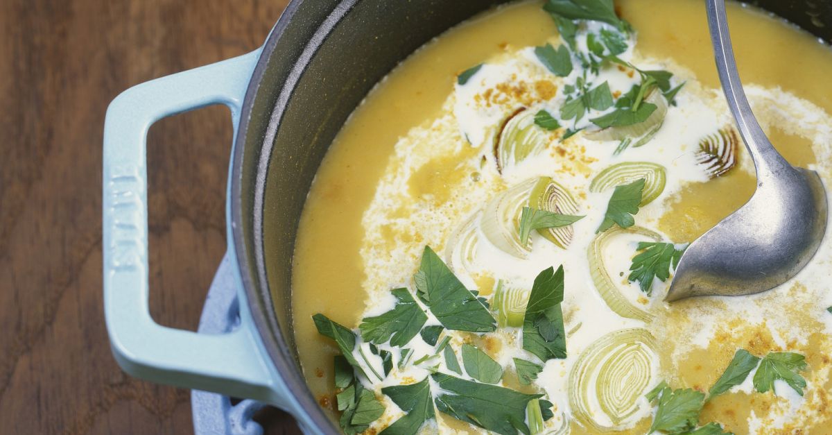 Lauchsuppe mit Apfel und Curry Rezept | EAT SMARTER