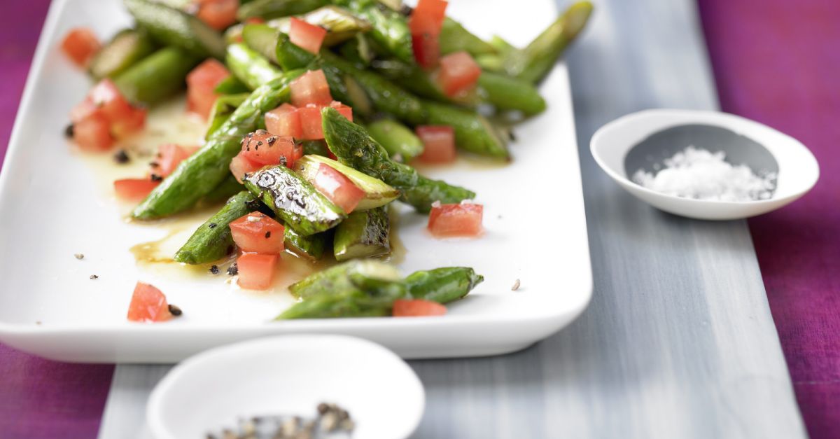 Lauwarmer Spargel-Tomaten-Salat Rezept | EAT SMARTER