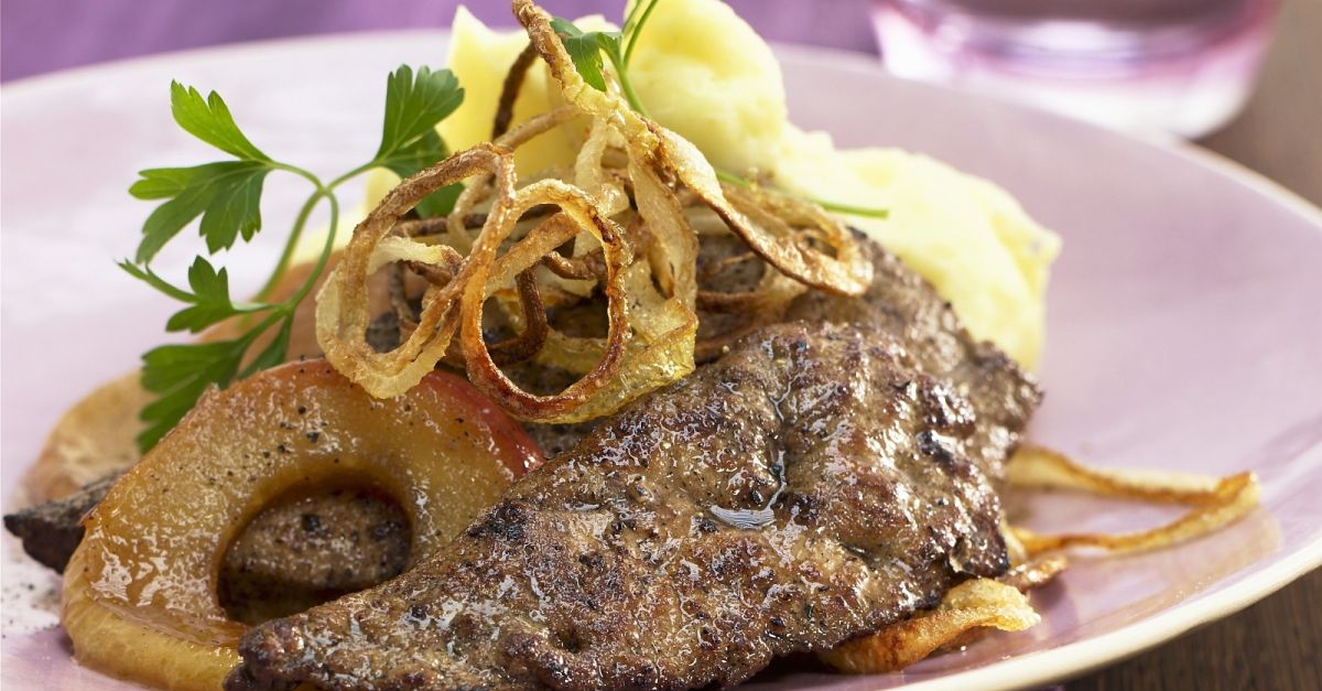 Leber vom Kalb mit Äpfeln, Zwiebeln und Püree Rezept | EAT SMARTER