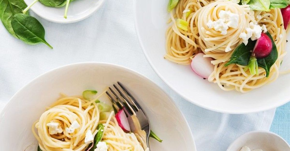 Linguine mit Spinat, Feta und Radieschen Rezept | EAT SMARTER