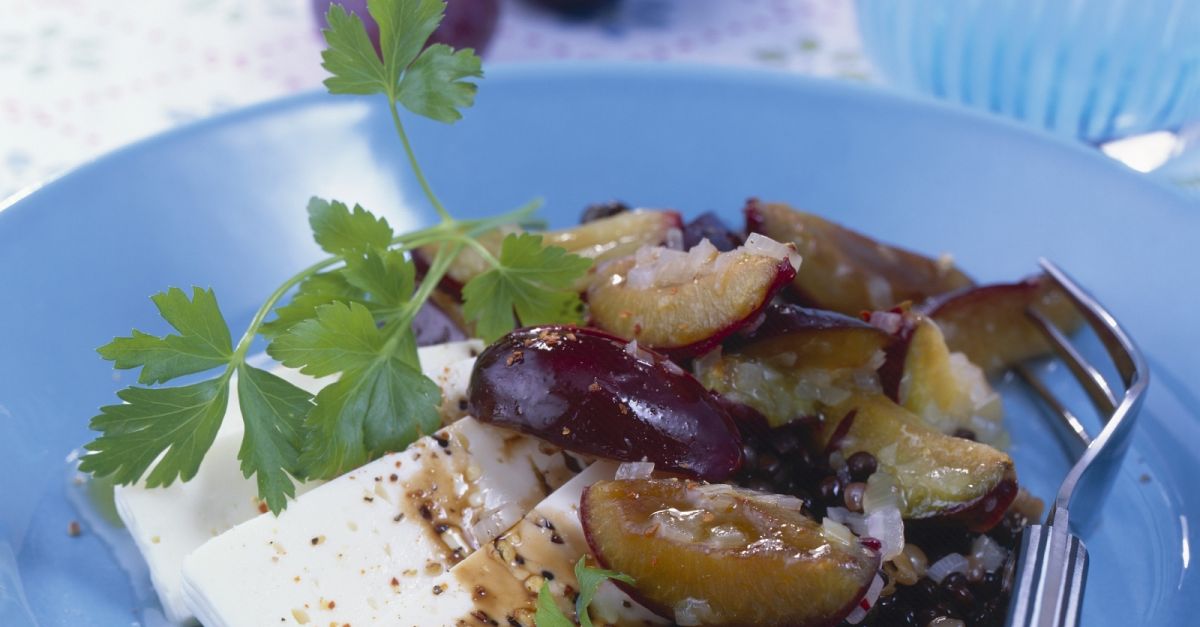 Linsen-Pflaumen-Salat mit Schafskäse Rezept | EAT SMARTER