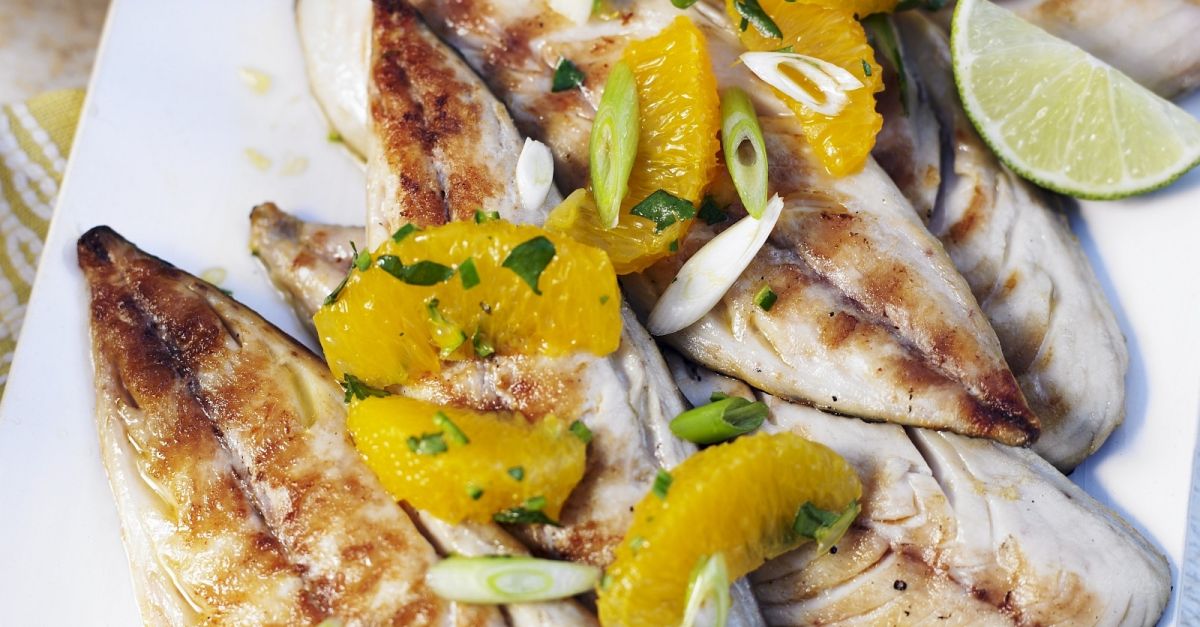 Makrelen vom Grill mit Orangen und Frühlingszwiebeln Rezept | EAT SMARTER