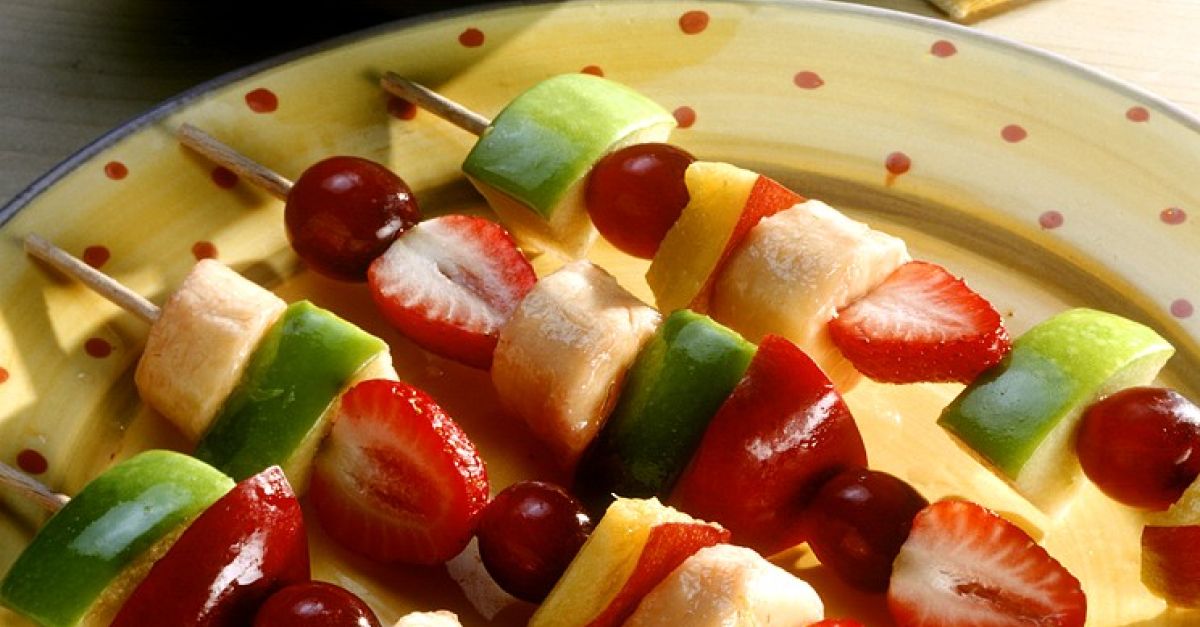 Marinierte Fruchtspieße Rezept | EAT SMARTER