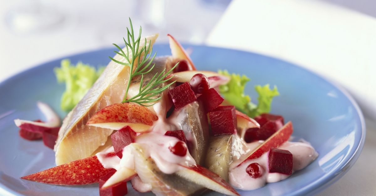 Matjes-Apfel-Salat mit Preiselbeeren Rezept | EAT SMARTER Matjes-Apfel-Salat mit Preiselbeeren Rezept | EAT SMARTER