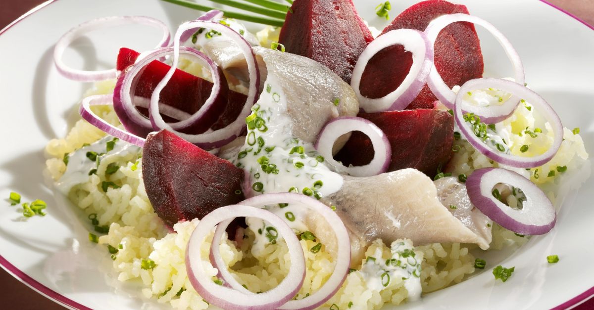 Matjeshering mit Roter Bete und Kartoffelpüree Rezept | EAT SMARTER Matjeshering mit Roter Bete und Kartoffelpüree Rezept | EAT SMARTER