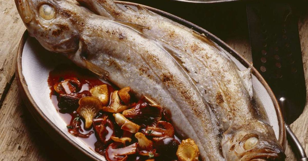 Merlan mit Pilzen Rezept | EAT SMARTER