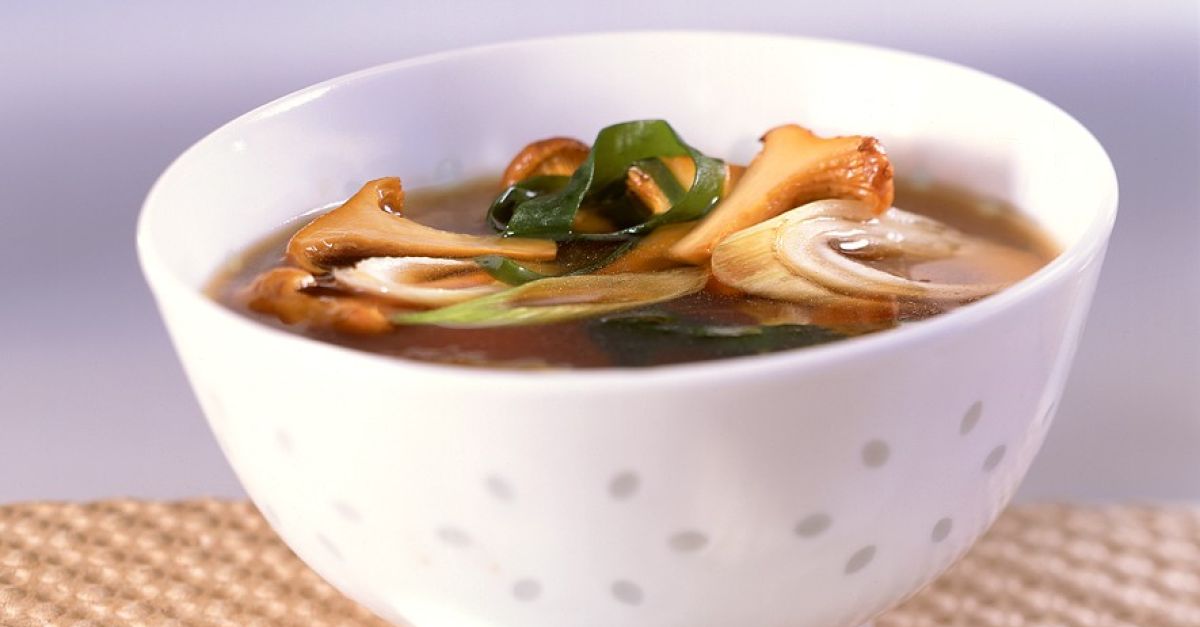 Misosuppe mit Frühlingszwiebeln und Pilzen Rezept | EAT SMARTER