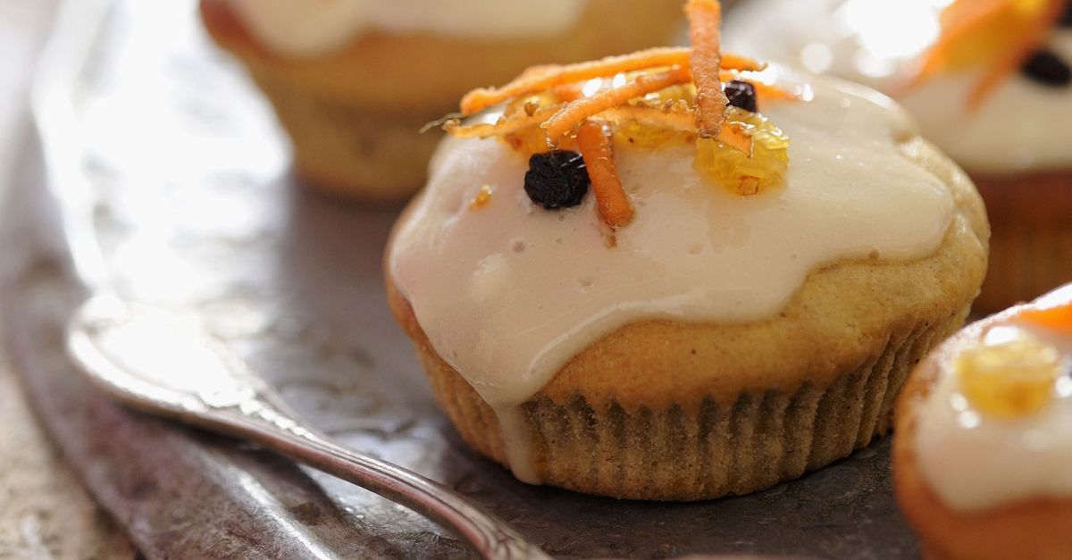 Möhren-Muffins mit Frischkäseglasur Rezept | EAT SMARTER
