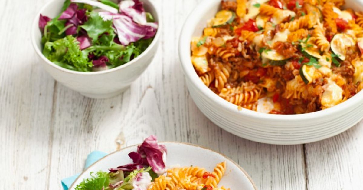 Nudel-Hackfleisch-Gratin mit Zucchini Rezept | EAT SMARTER