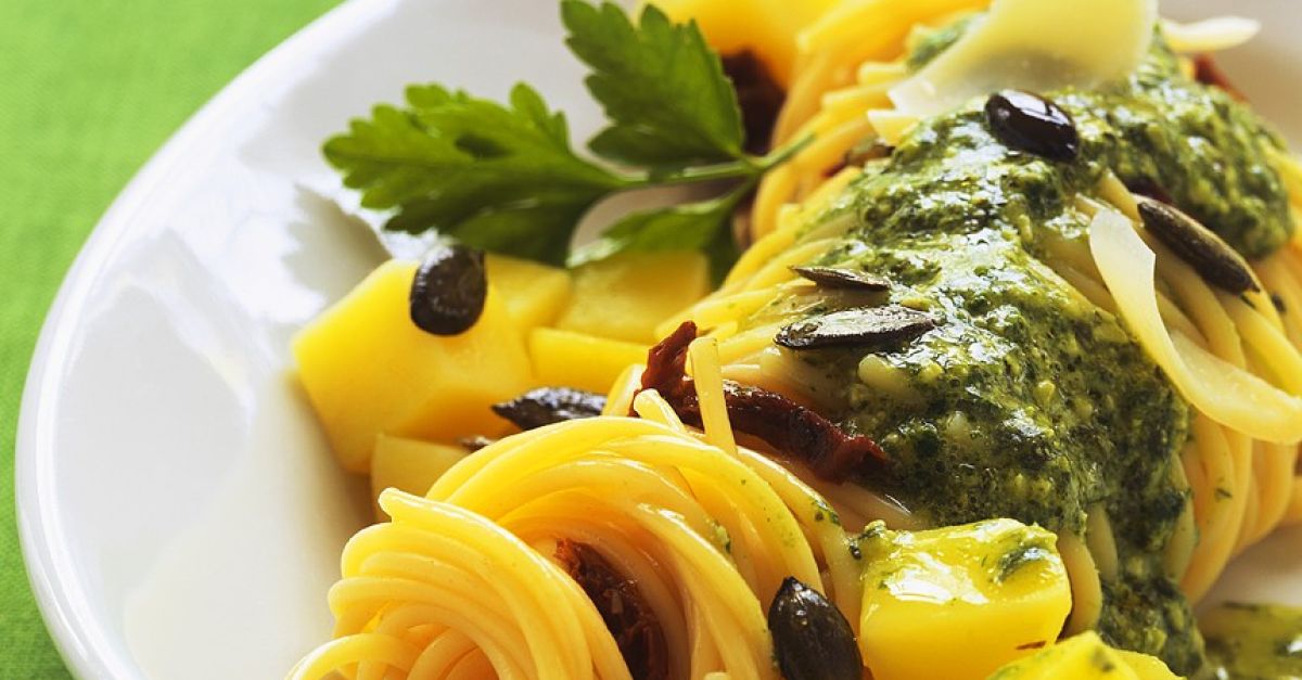 Nudeln mit Pesto und Kürbis Rezept | EAT SMARTER