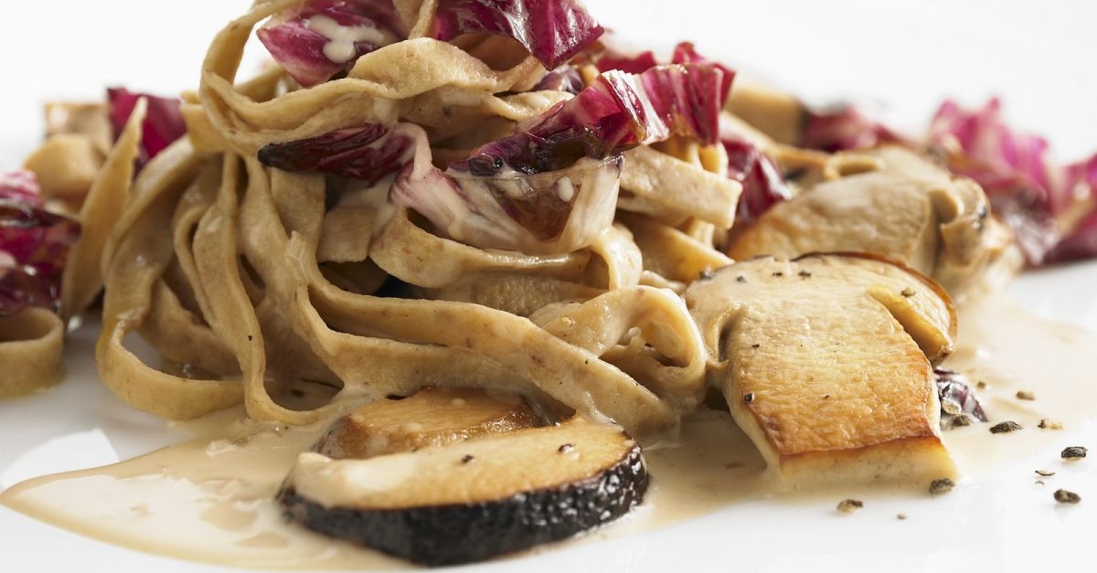 Nudeln mit Steinpilzen und Radicchio Rezept | EAT SMARTER