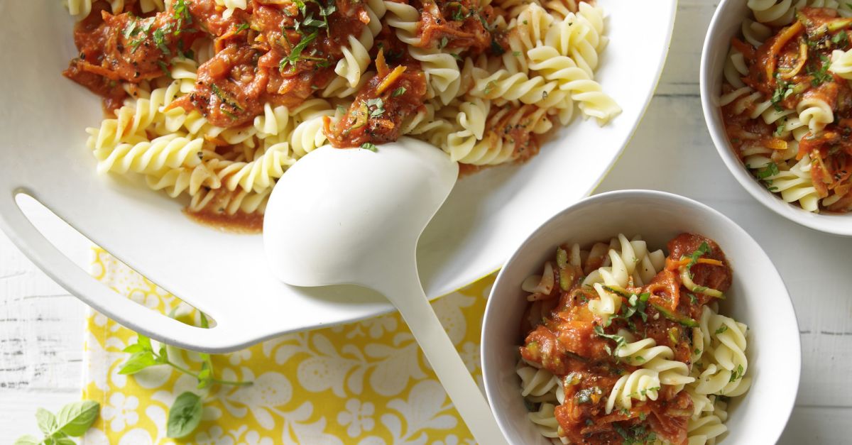 Nudeln mit Nuss-Tomaten-Sauce Rezept | EAT SMARTER