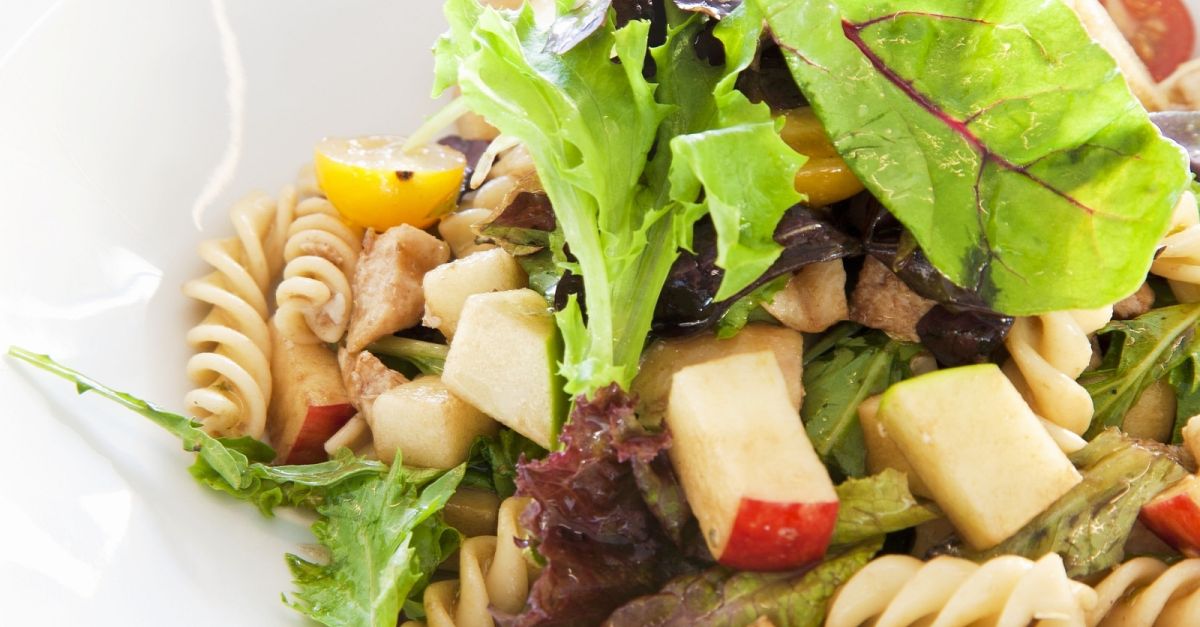 Nudelsalat mit Äpfeln und Tomaten Rezept | EAT SMARTER