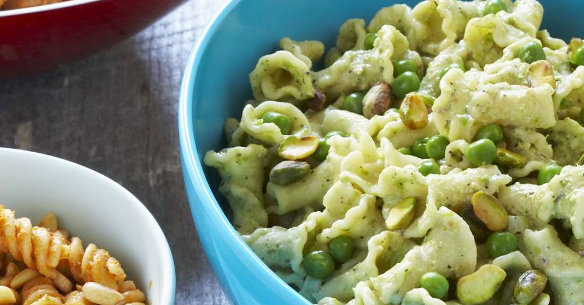 Nudelsalat mit Erbsen und Pistazien Rezept | EAT SMARTER