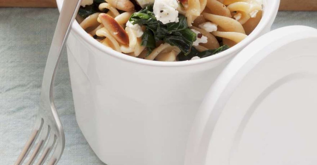 Nudelsalat mit Feta und Spinat Rezept | EAT SMARTER