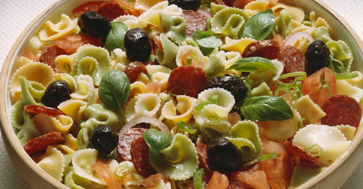 Nudelsalat mit Kabanossi und Tomaten Rezept | EAT SMARTER