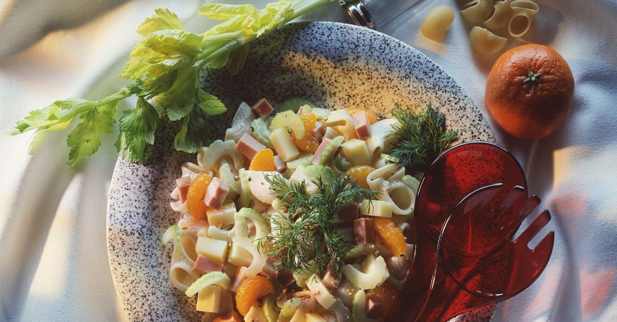 Nudelsalat mit Käse, Mortadella und Mandarinen Rezept | EAT SMARTER