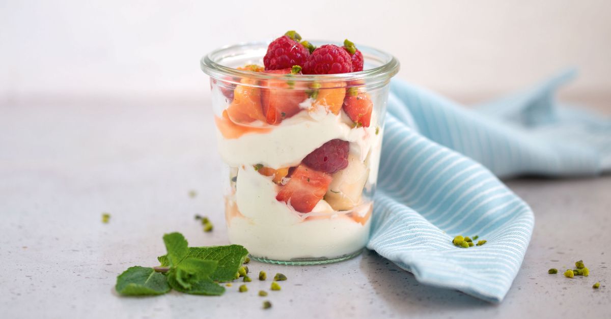 Obstsalat auf Quarkcreme mit Vanille Rezept | EAT SMARTER