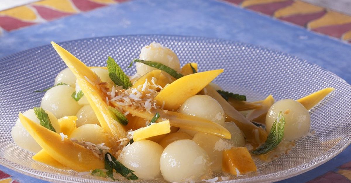 Obstsalat mit Mango, Melone und Kräutern Rezept | EAT SMARTER