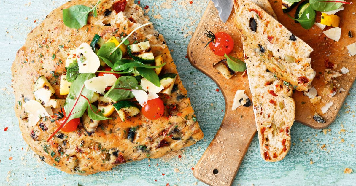 Oliven-Focaccia mit Grillgemüse Rezept | EAT SMARTER