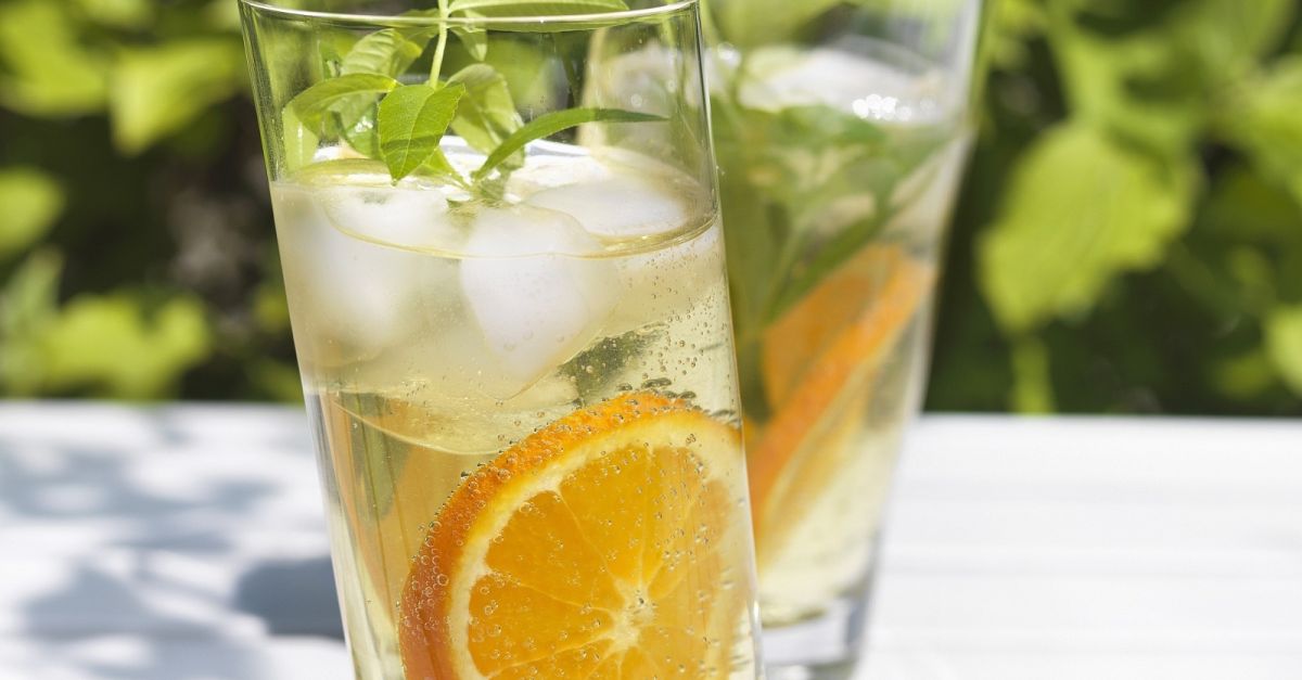 Orangen-Drinks mit Zitronenverbene Rezept | EAT SMARTER