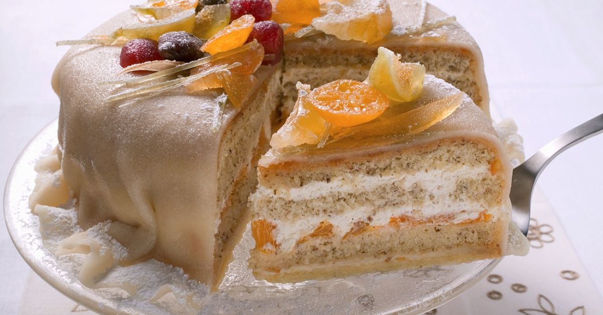 Orangen-Marzipan-Torte mit kandiertem Obst Rezept | EAT SMARTER