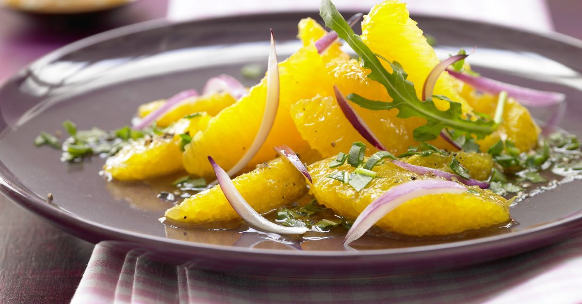 Orangen-Zwiebel-Salat Rezept | EAT SMARTER