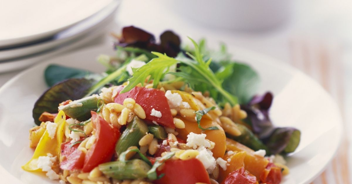 Orzo mit Schafskäse und Gemüse Rezept | EAT SMARTER