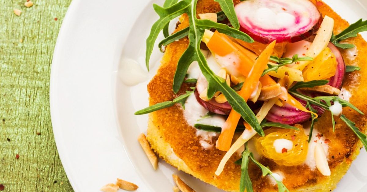 Paniertes Sellerieschnitzel mit Salat Rezept