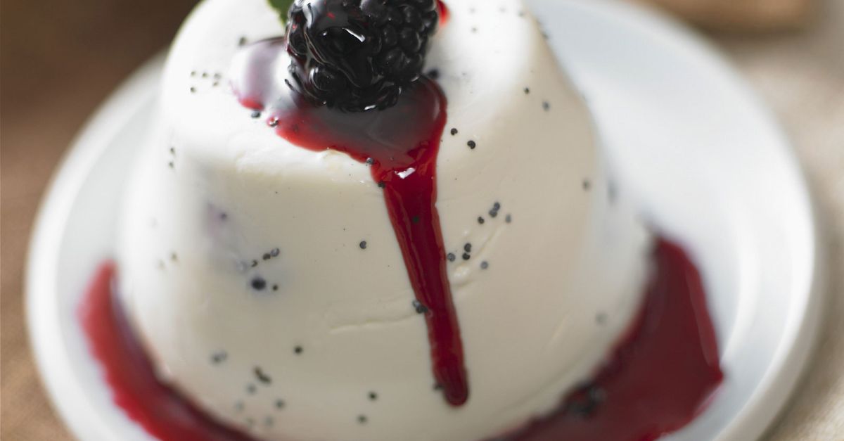 Panna cotta auf Brombeer-Spiegel Rezept | EAT SMARTER