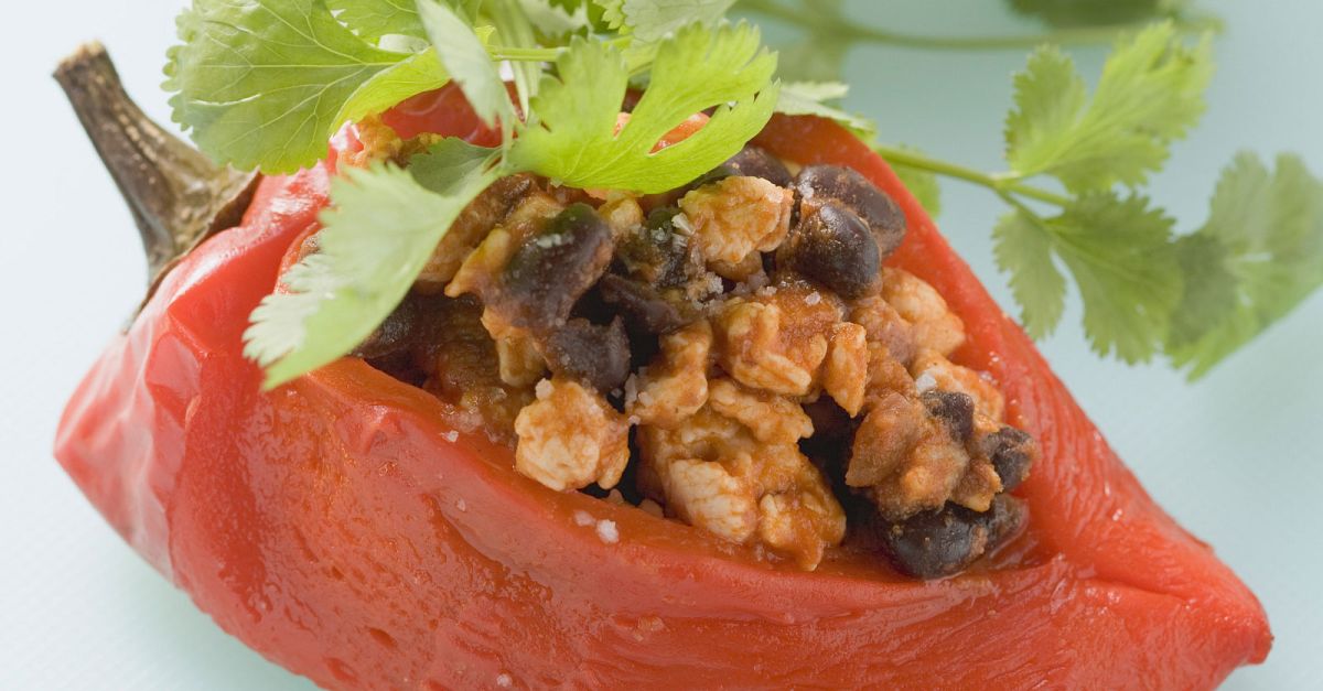 Paprika mit Putenhackfleisch gefüllt Rezept | EAT SMARTER