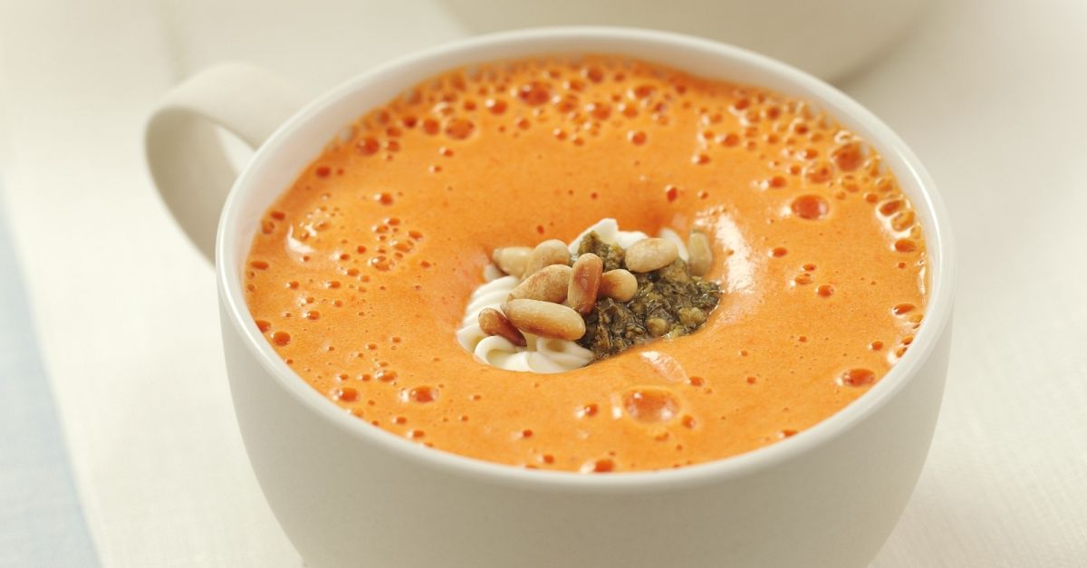 Paprikacremesuppe mit Schmand und Pesto Rezept | EAT SMARTER Paprikacremesuppe mit Schmand und Pesto Rezept | EAT SMARTER
