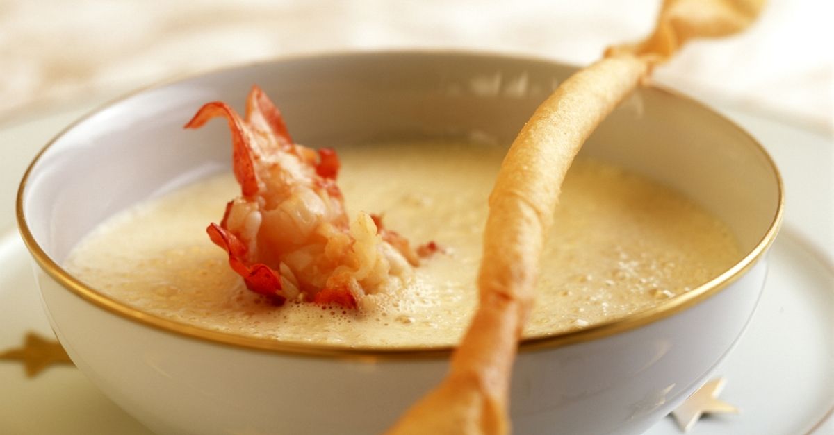 Parmesanschaumsuppe mit Krebsschwänzen Rezept | EAT SMARTER
