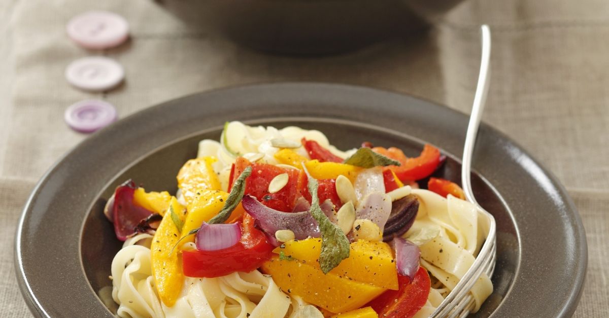 Pasta mit Gemüsesoße (Kürbis, Paprika, Rote Zwiebel) Rezept | EAT SMARTER Pasta mit Gemüsesoße (Kürbis, Paprika, Rote Zwiebel) Rezept | EAT SMARTER