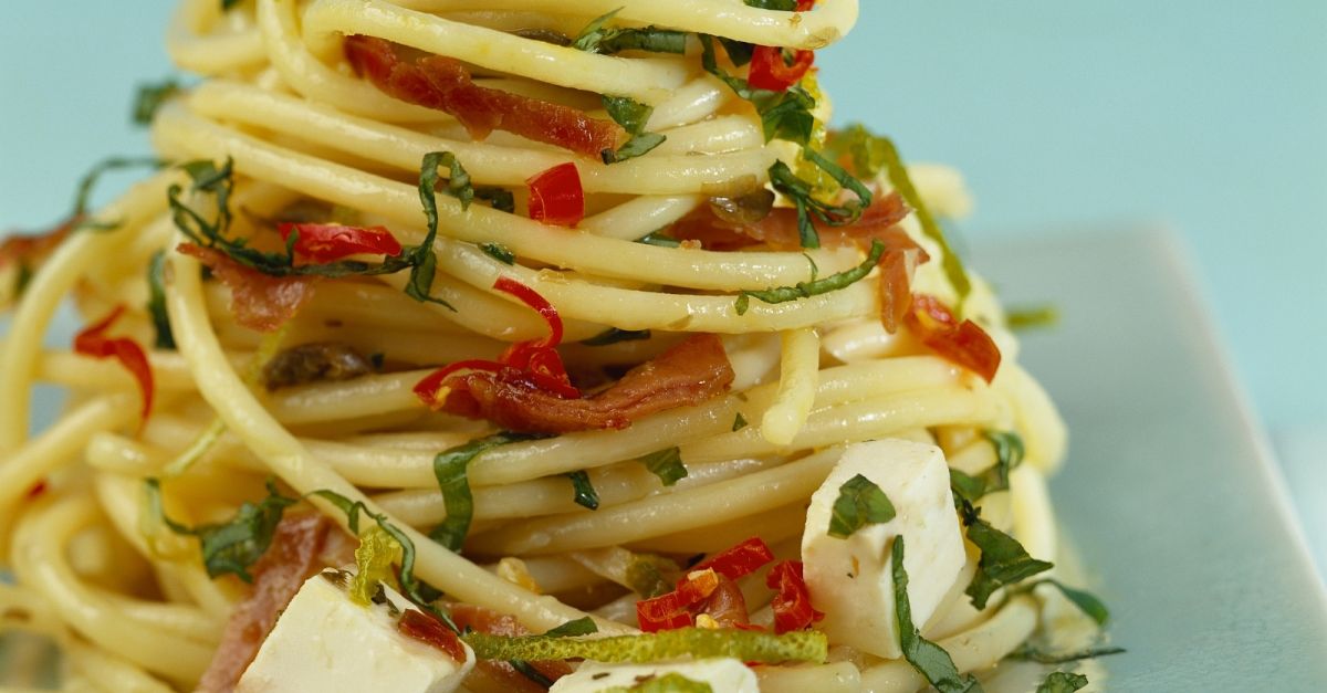 Pasta mit Schafskäse, Speck und Chili Rezept | EAT SMARTER Pasta mit Schafskäse, Speck und Chili Rezept | EAT SMARTER