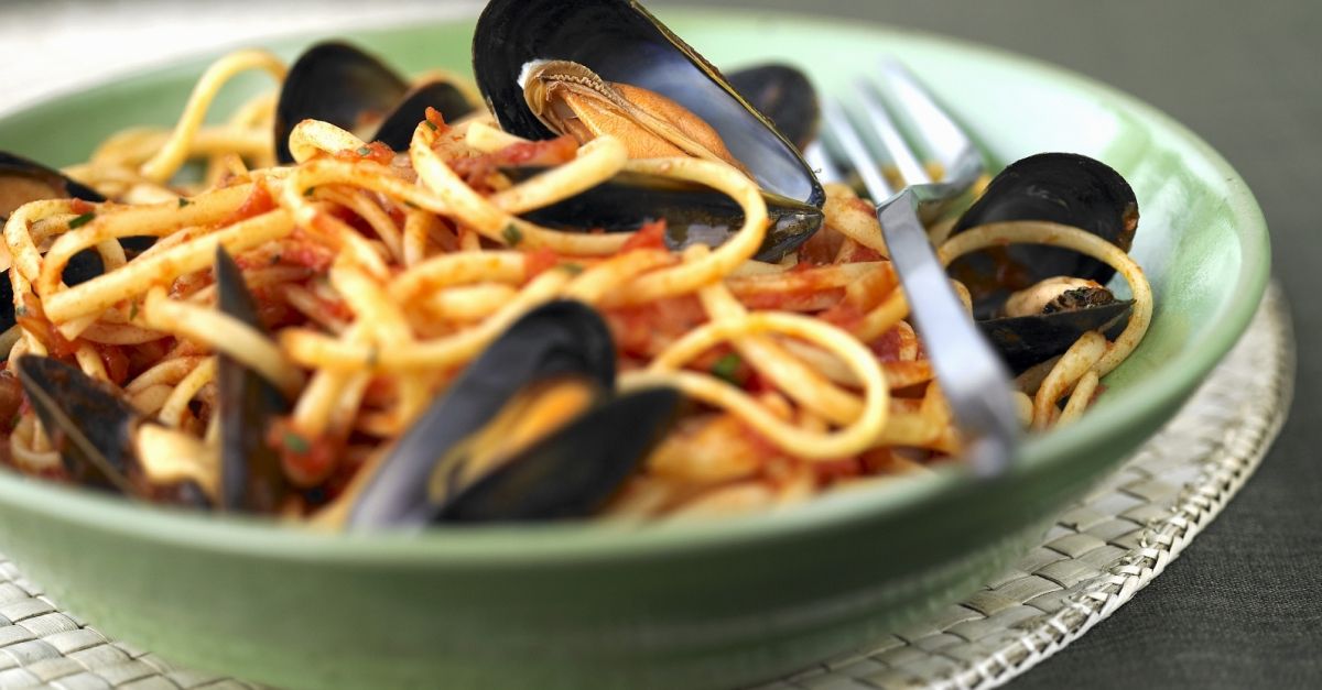Pasta mit Tomatensugo und Miesmuscheln Rezept | EAT SMARTER