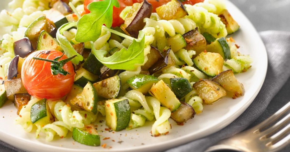Pasta mit Zucchini, Auberginen und Rucolapesto Rezept EAT SMARTER
