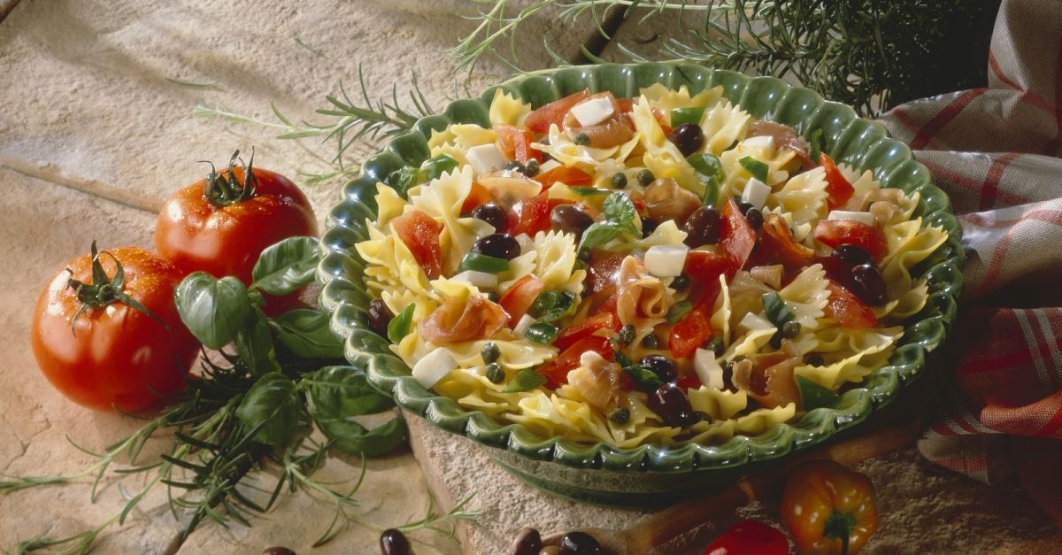 Pastasalat mit Schinken, Oliven, Mozzarella, Kapern und Tomaten Rezept ...